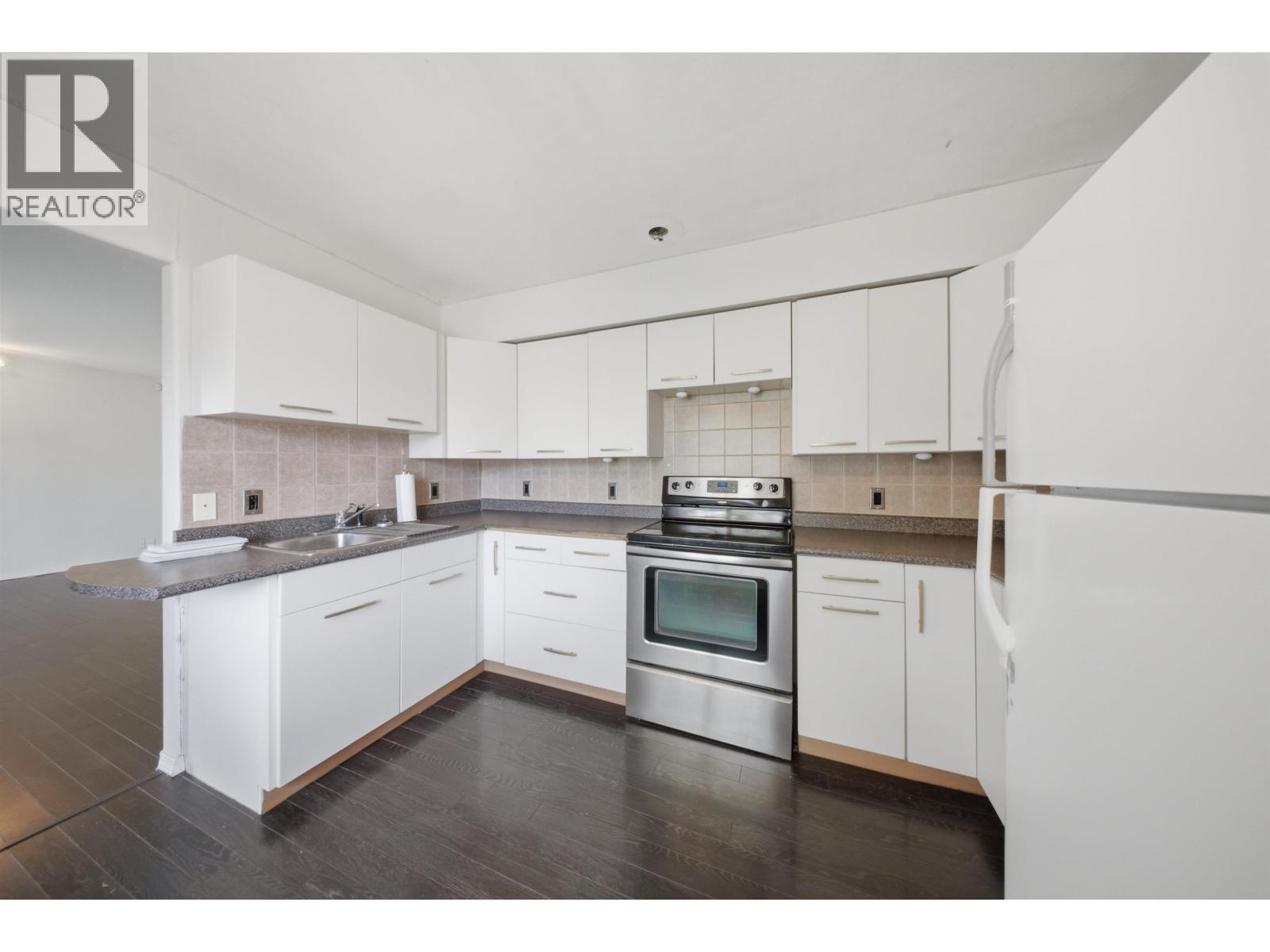 9311 103 Avenue, Fort St. John, BC - Indoor Photo Showing Kitchen