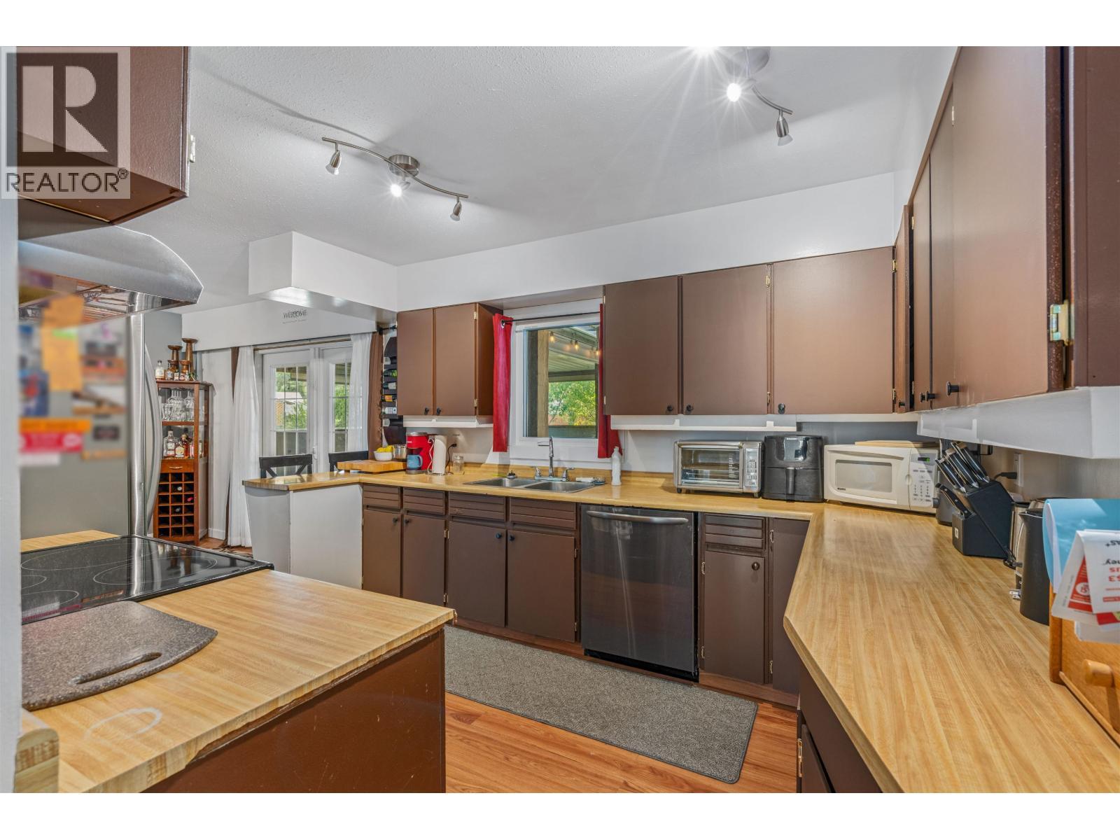 2099 Macdonald Avenue, Prince George, BC - Indoor Photo Showing Kitchen With Double Sink