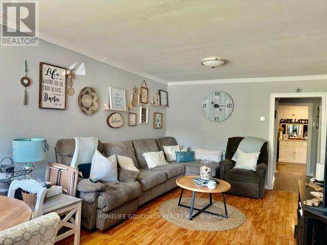 240 Pine Beach Drive, Georgina, ON - Indoor Photo Showing Living Room