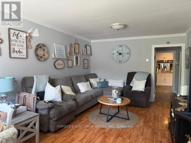 240 Pine Beach Drive, Georgina, ON - Indoor Photo Showing Living Room