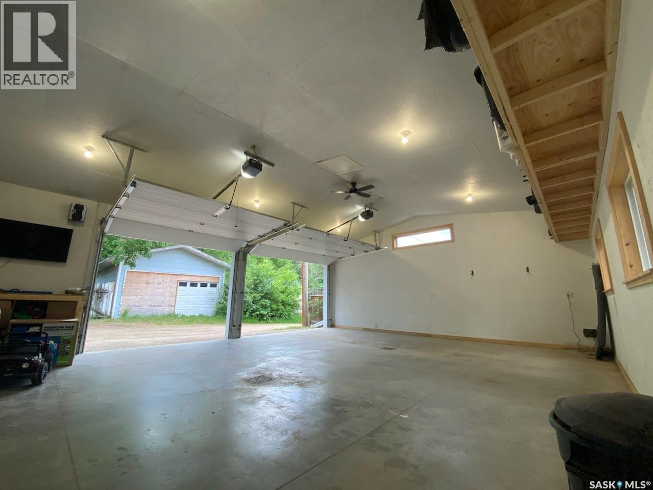 2009 7Th Street, Rosthern, SK - Indoor Photo Showing Garage