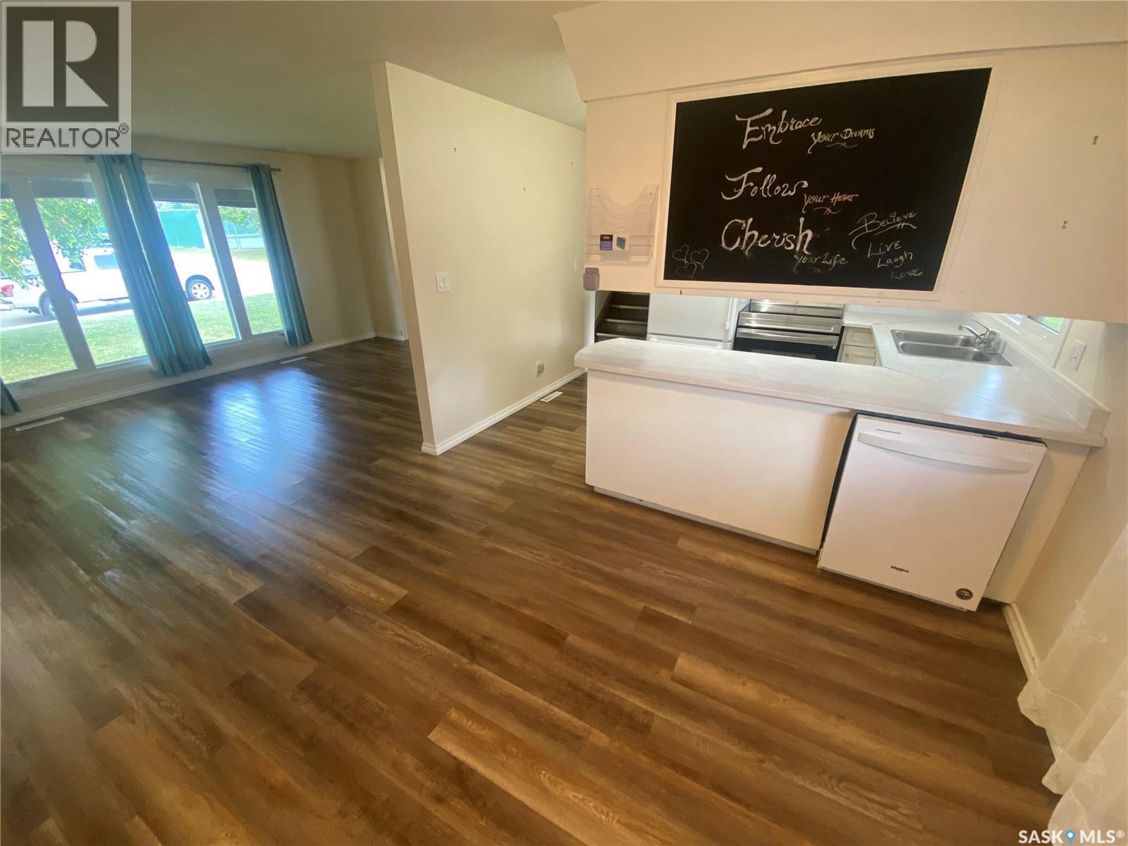 392 Circlebrooke Drive, Yorkton, SK - Indoor Photo Showing Living Room