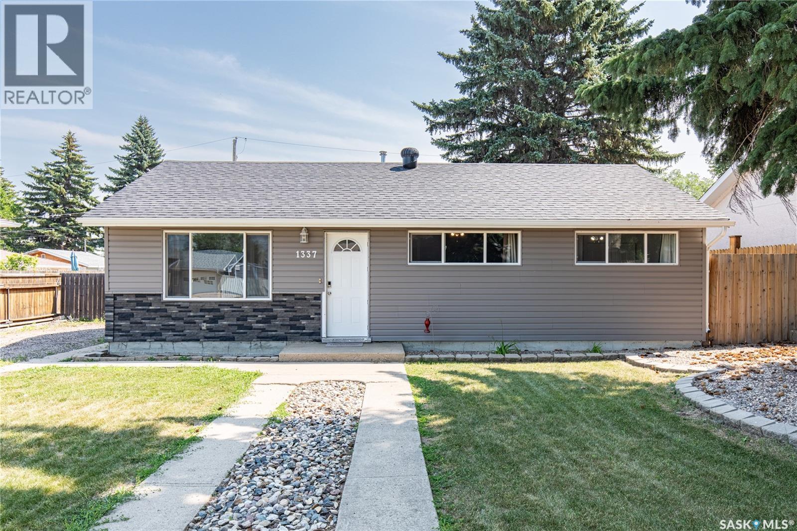 1337 7Th Avenue Nw, Moose Jaw, SK - Outdoor