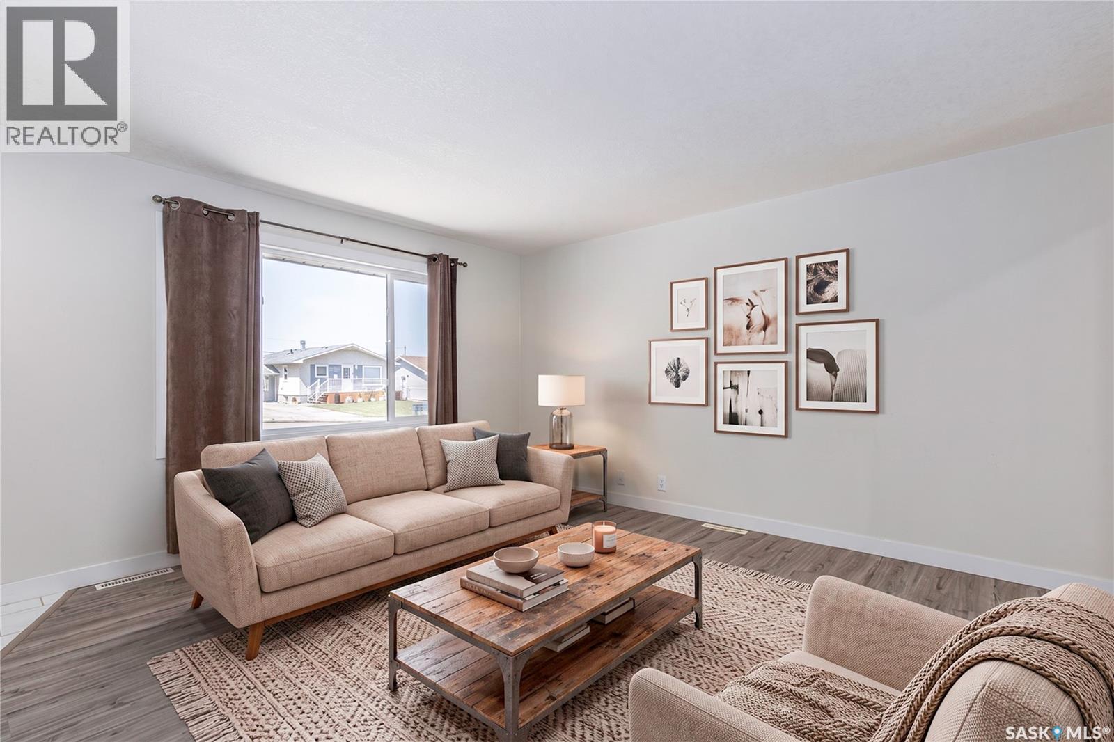 1337 7Th Avenue Nw, Moose Jaw, SK - Indoor Photo Showing Living Room
