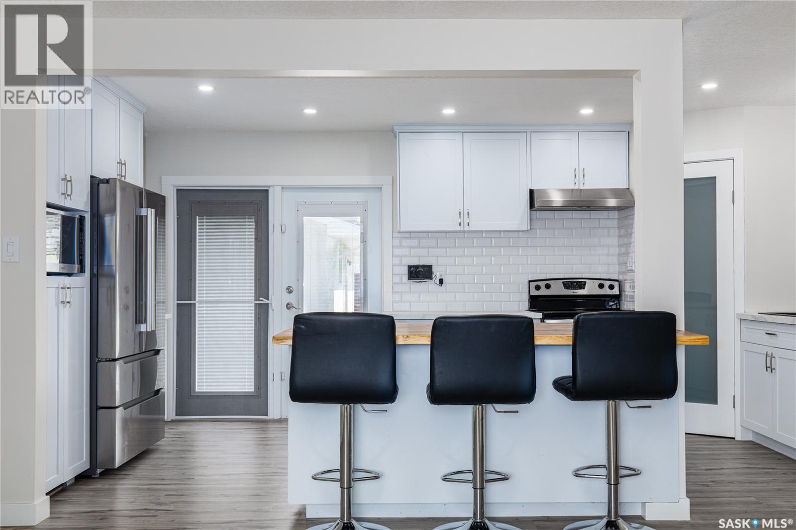 1337 7Th Avenue Nw, Moose Jaw, SK - Indoor Photo Showing Kitchen With Upgraded Kitchen