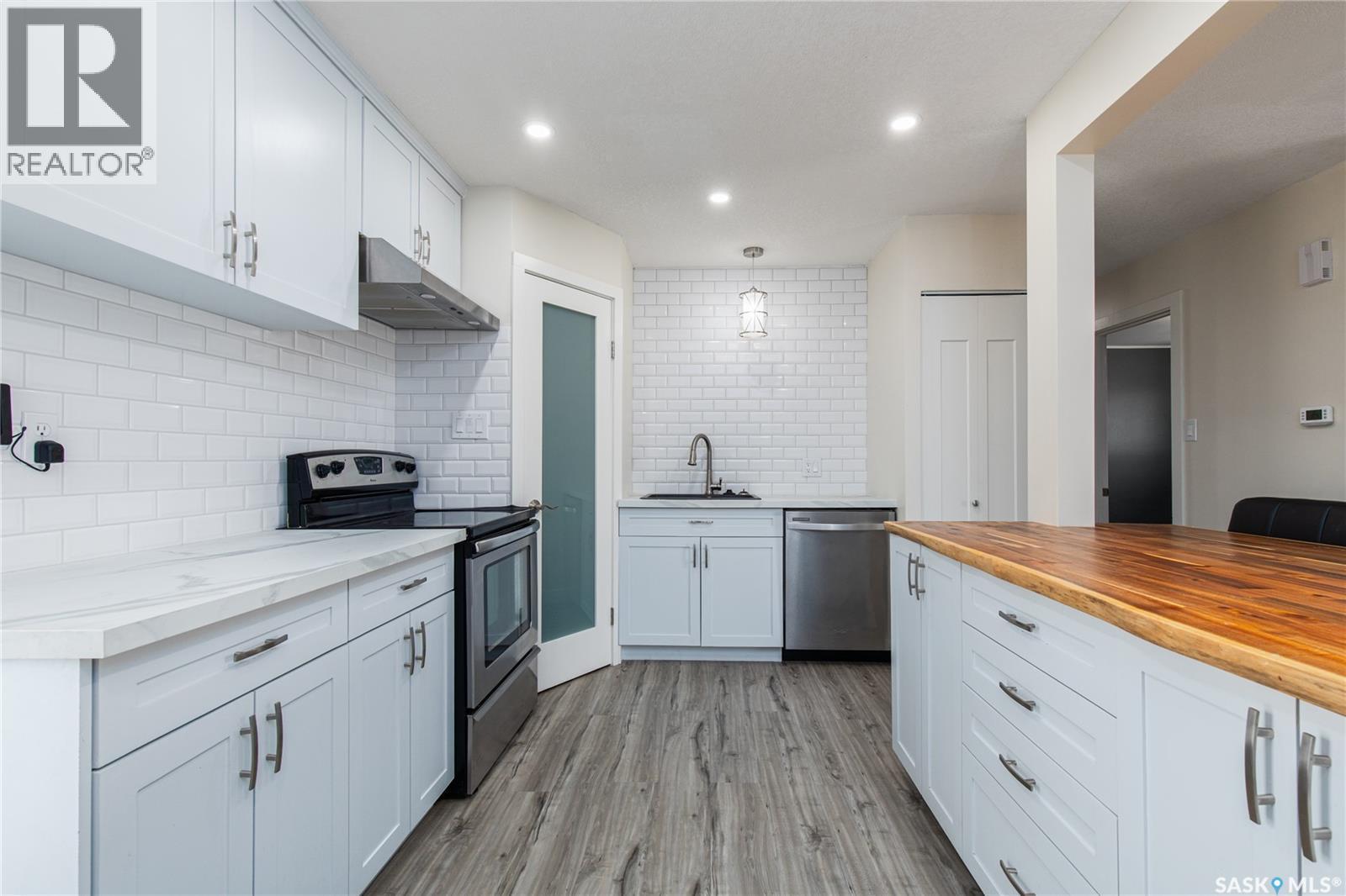 1337 7Th Avenue Nw, Moose Jaw, SK - Indoor Photo Showing Kitchen With Upgraded Kitchen