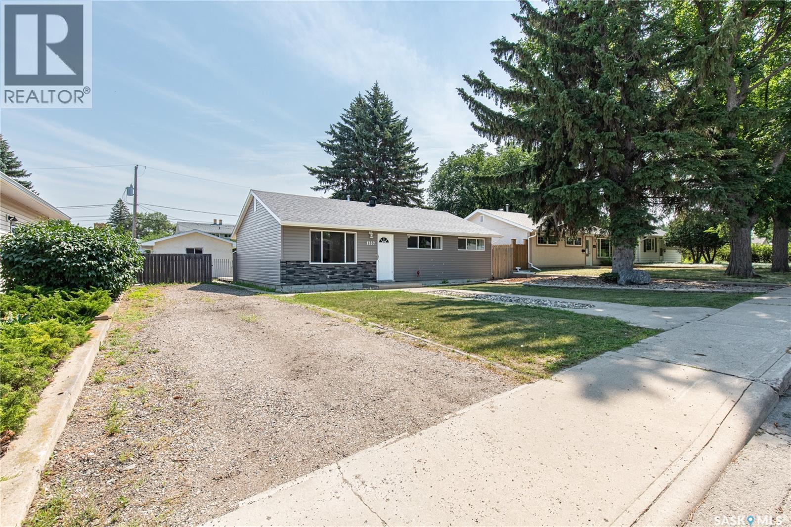 1337 7Th Avenue Nw, Moose Jaw, SK - Outdoor