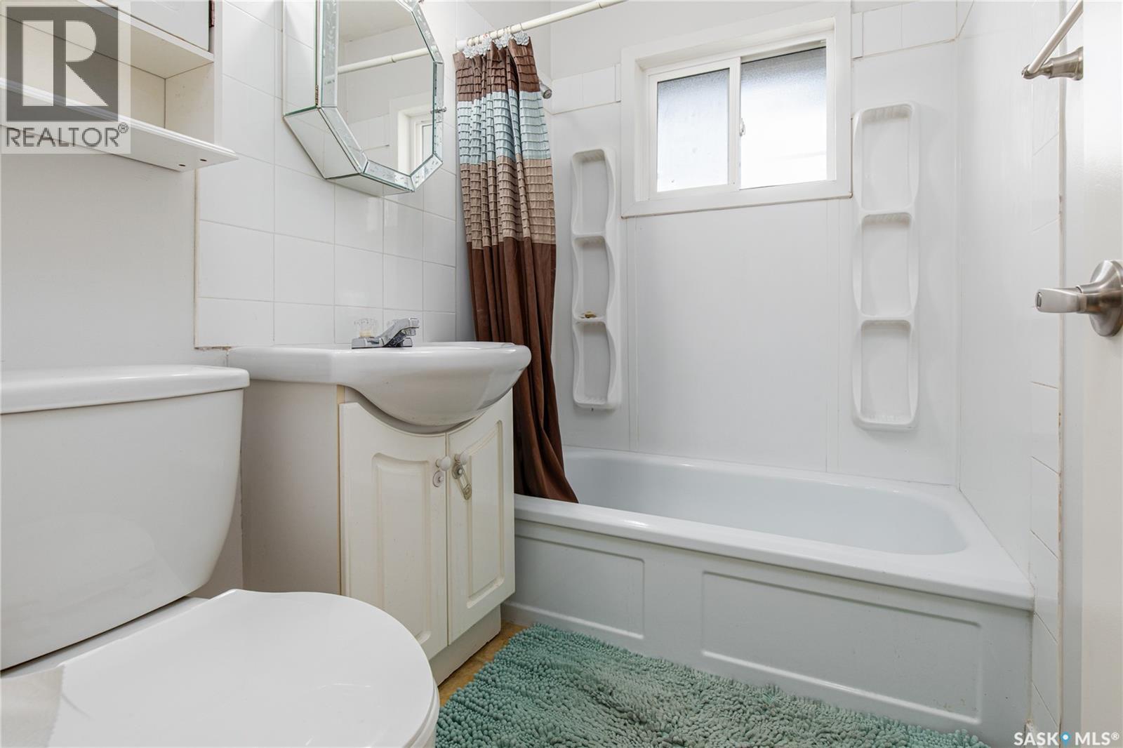 1337 7Th Avenue Nw, Moose Jaw, SK - Indoor Photo Showing Bathroom