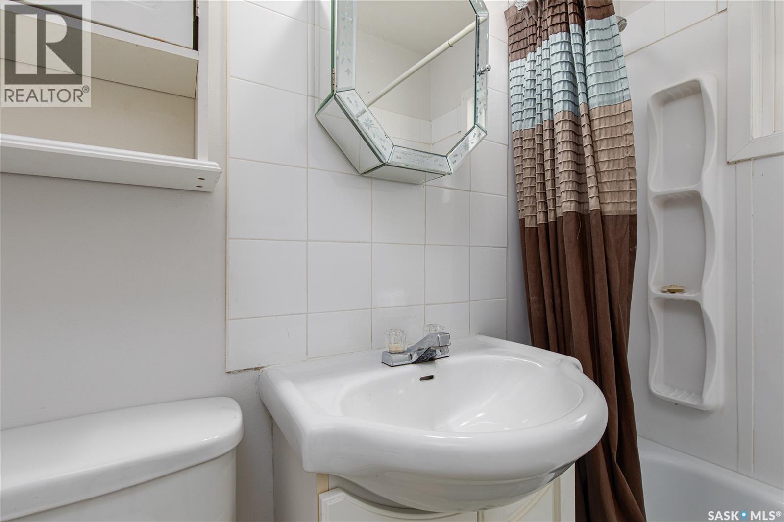 1337 7Th Avenue Nw, Moose Jaw, SK - Indoor Photo Showing Bathroom