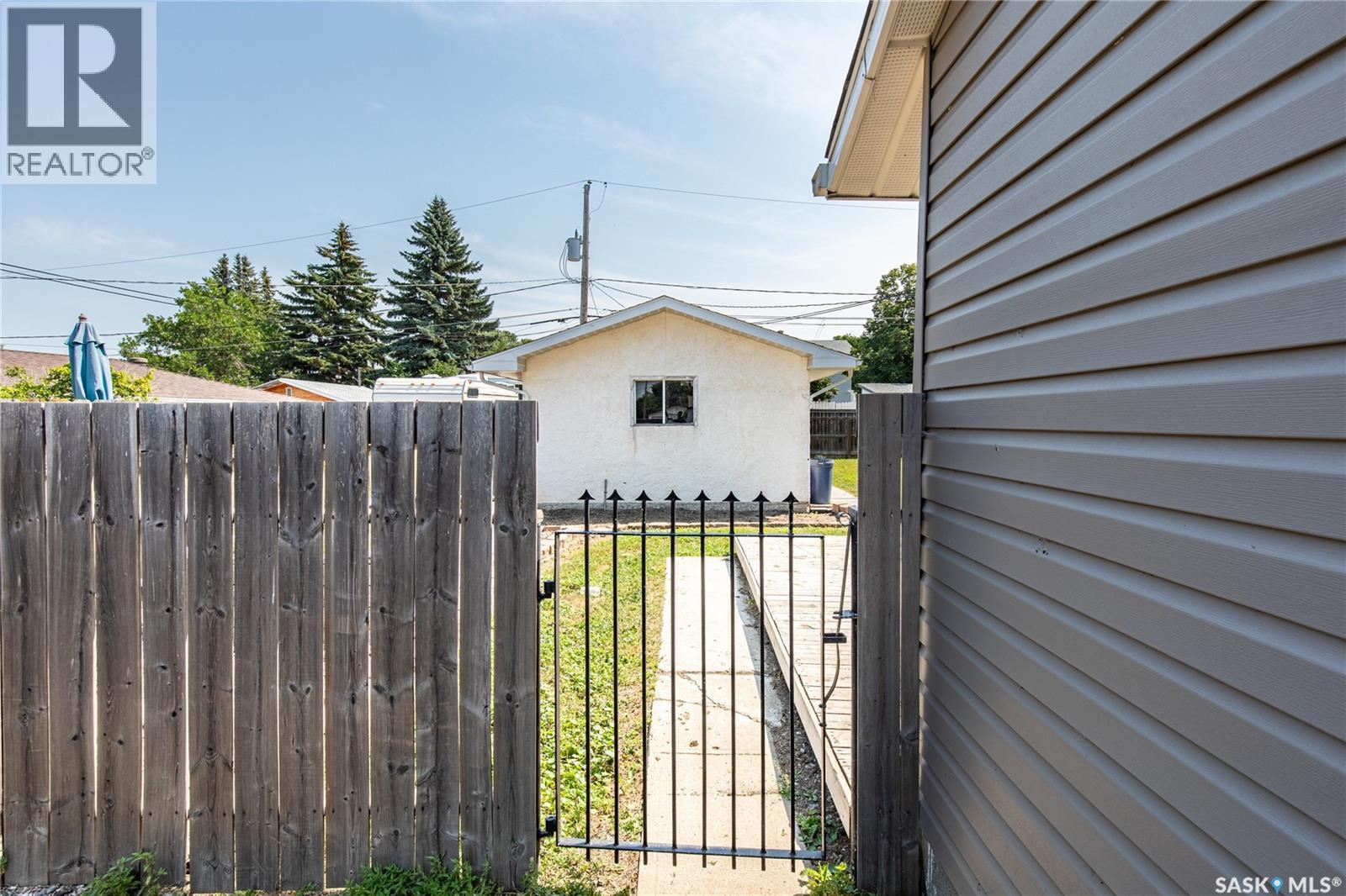 1337 7Th Avenue Nw, Moose Jaw, SK - Outdoor