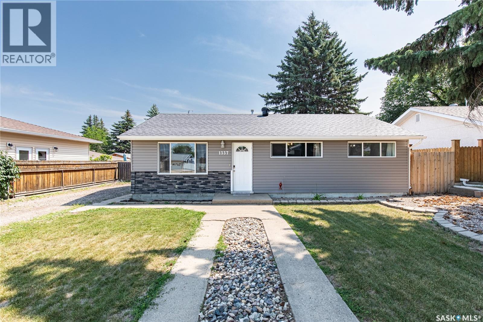 1337 7Th Avenue Nw, Moose Jaw, SK - Outdoor