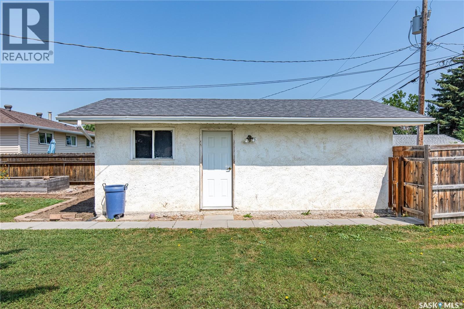 1337 7Th Avenue Nw, Moose Jaw, SK - Outdoor
