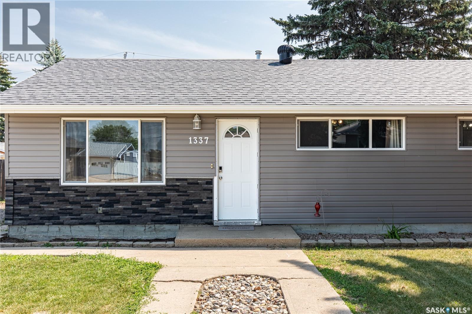 1337 7Th Avenue Nw, Moose Jaw, SK - Outdoor