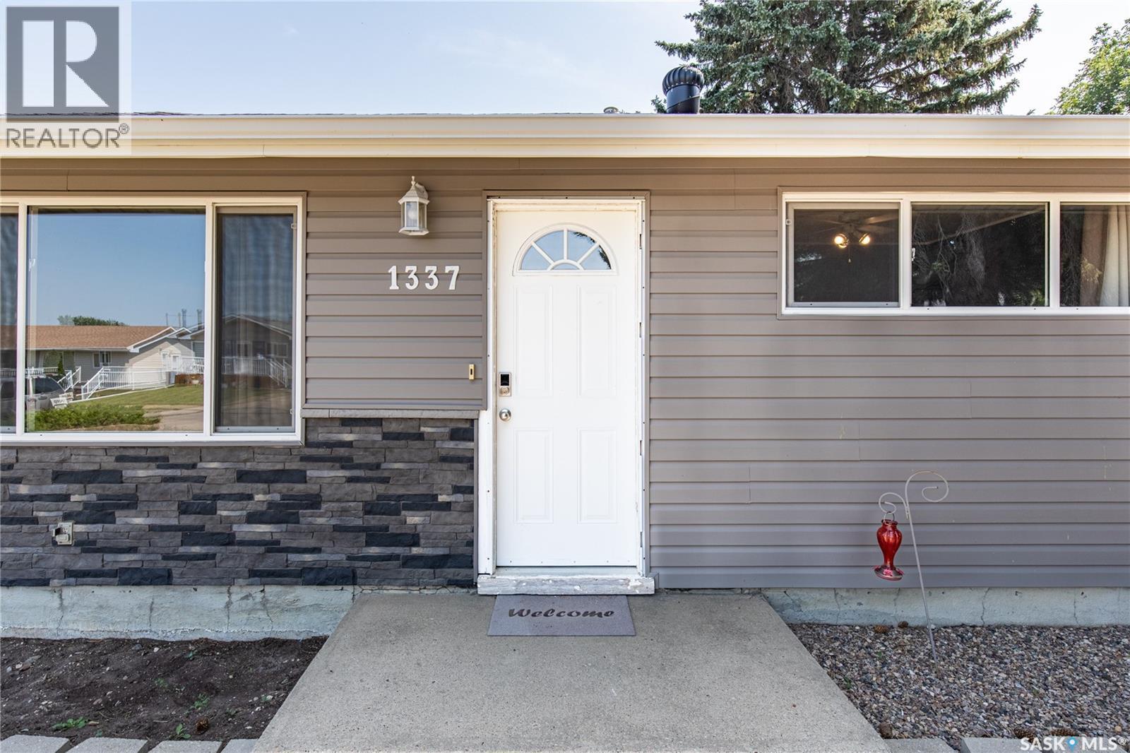 1337 7Th Avenue Nw, Moose Jaw, SK - Outdoor