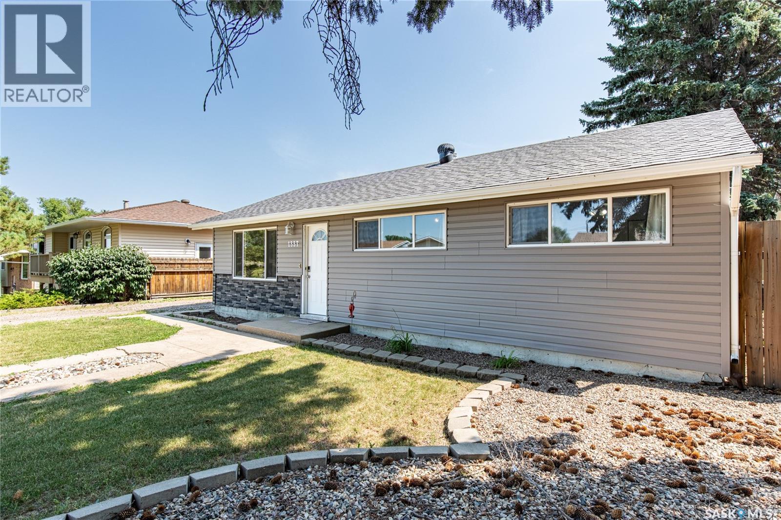 1337 7Th Avenue Nw, Moose Jaw, SK - Outdoor