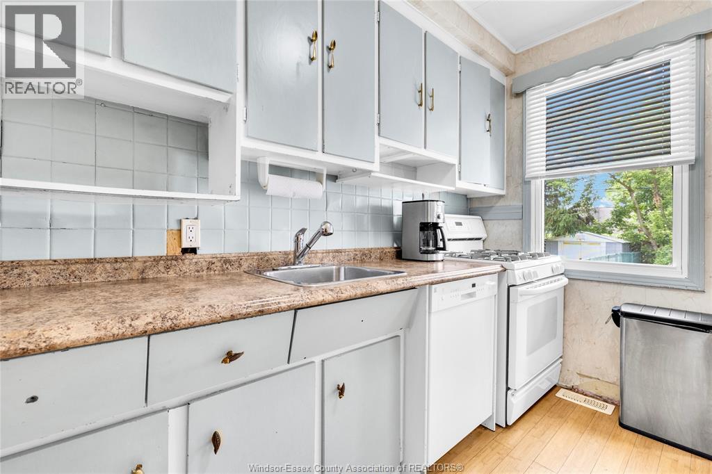 1337 Janette, Windsor, ON - Indoor Photo Showing Kitchen