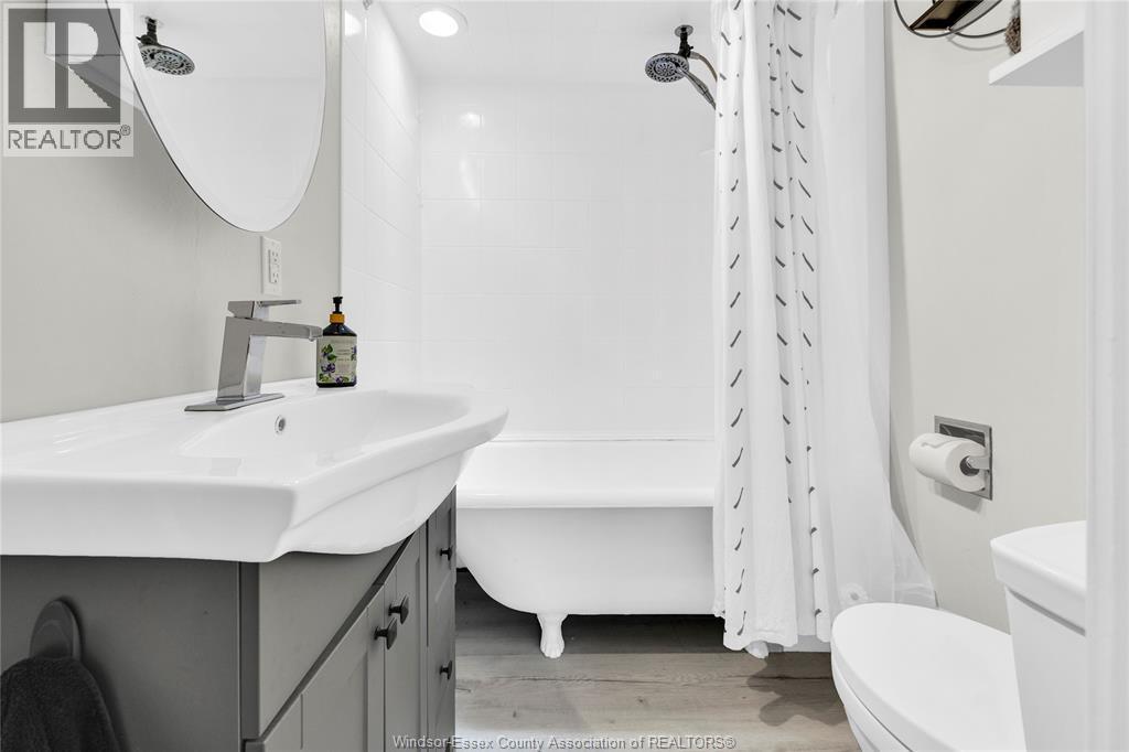 1337 Janette, Windsor, ON - Indoor Photo Showing Bathroom
