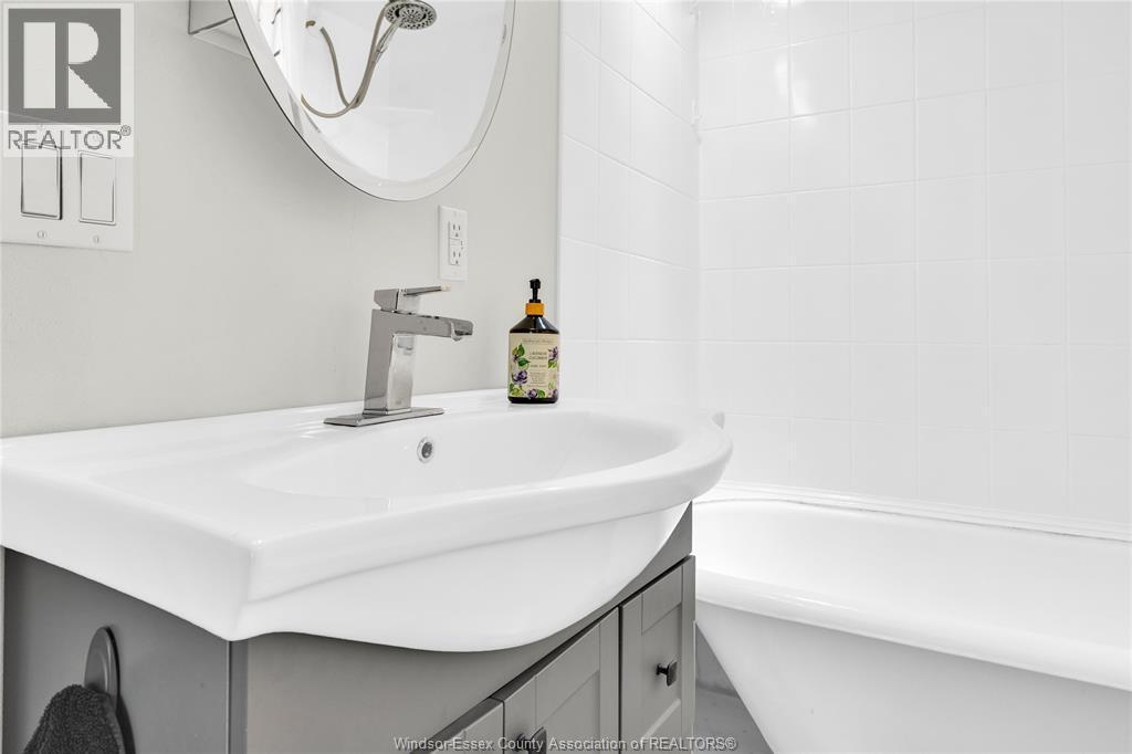 1337 Janette, Windsor, ON - Indoor Photo Showing Bathroom