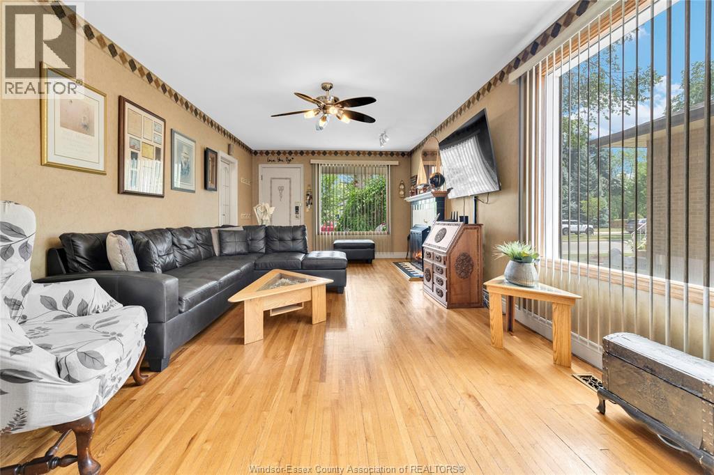 1337 Janette, Windsor, ON - Indoor Photo Showing Living Room