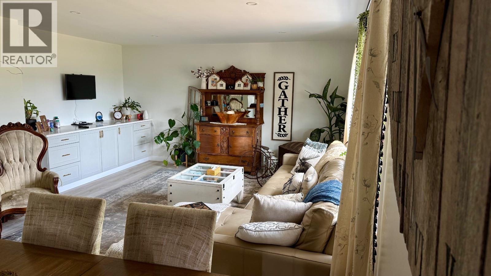 2190 Blackwell Avenue, Merritt, BC - Indoor Photo Showing Living Room