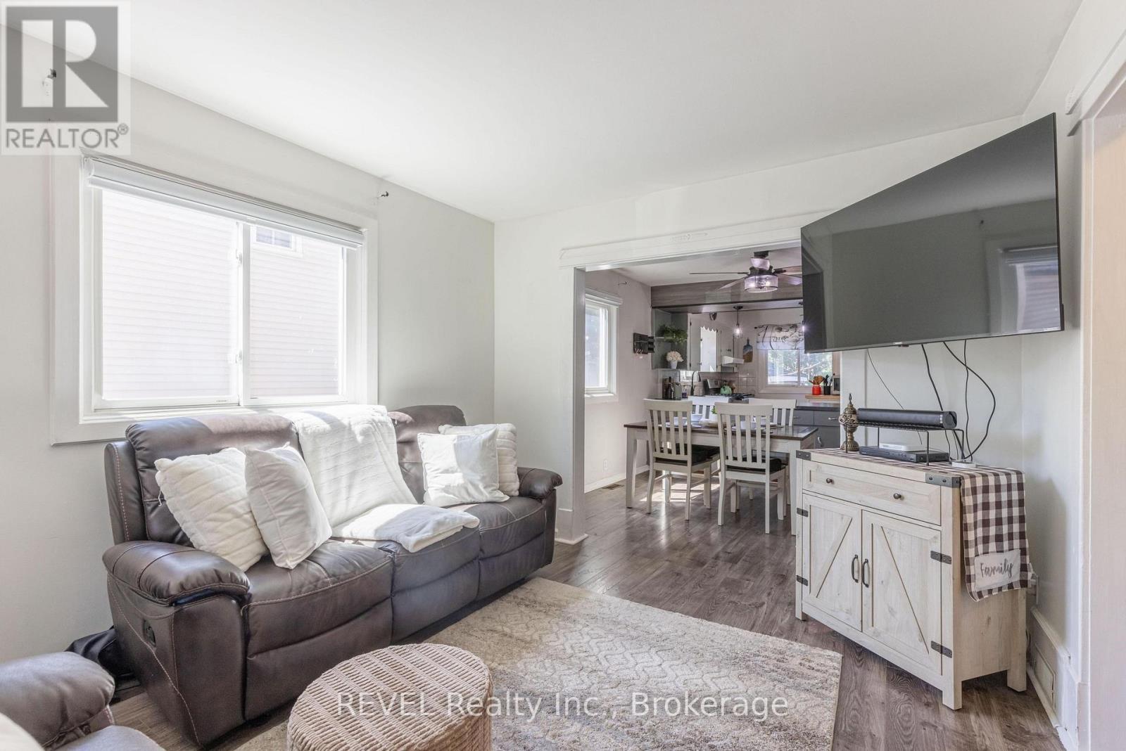 41 Ottawa Street, St. Catharines (Downtown), ON - Indoor Photo Showing Living Room