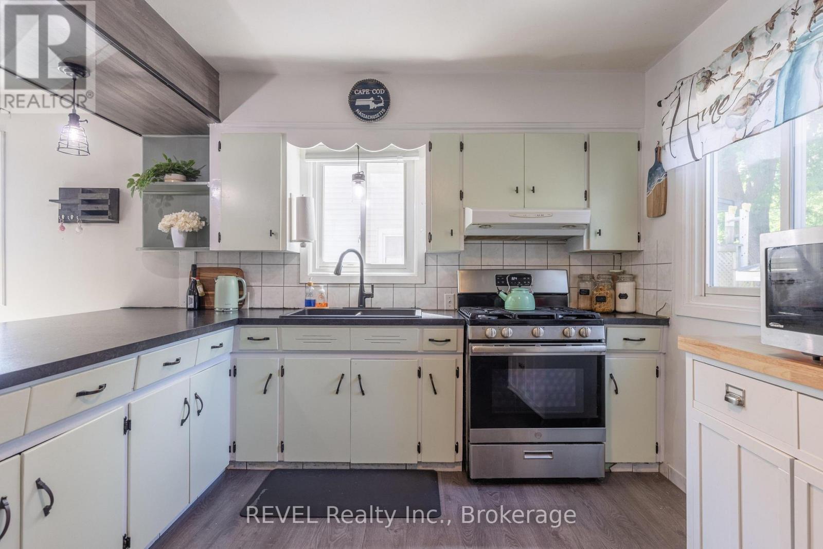 41 Ottawa Street, St. Catharines (Downtown), ON - Indoor Photo Showing Kitchen With Double Sink