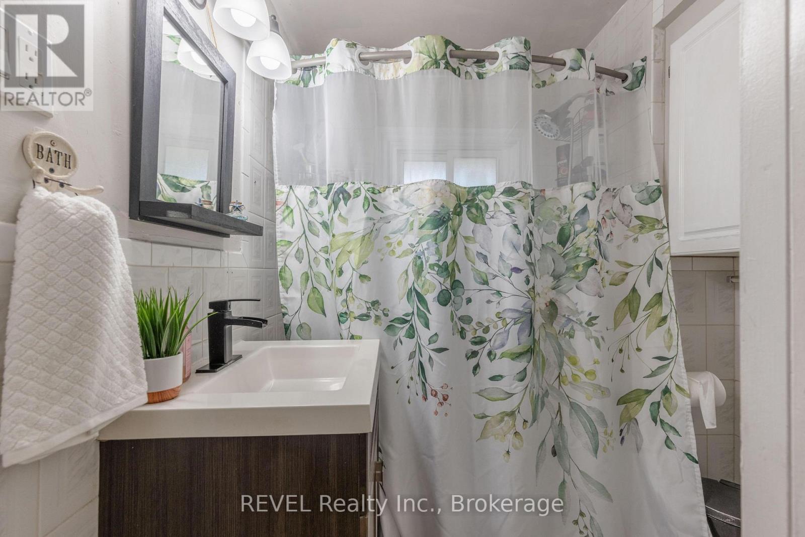 41 Ottawa Street, St. Catharines (Downtown), ON - Indoor Photo Showing Bathroom