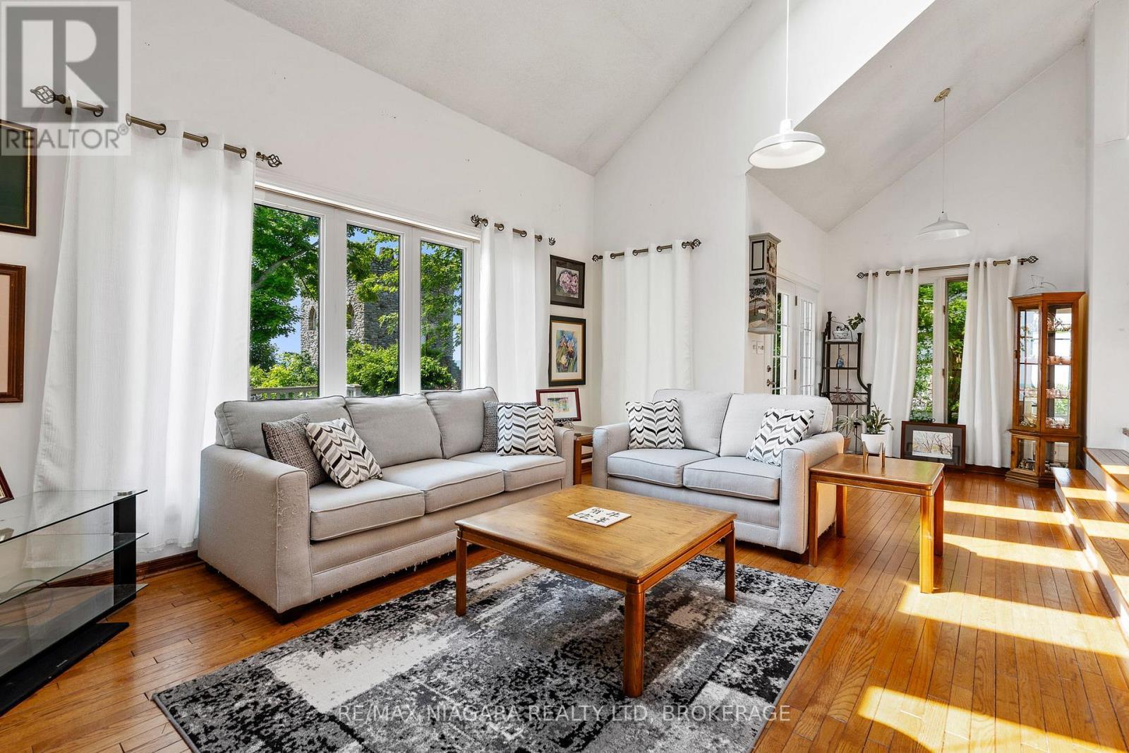 2944 North Shore Drive, Haldimand (Dunnville), ON - Indoor Photo Showing Living Room