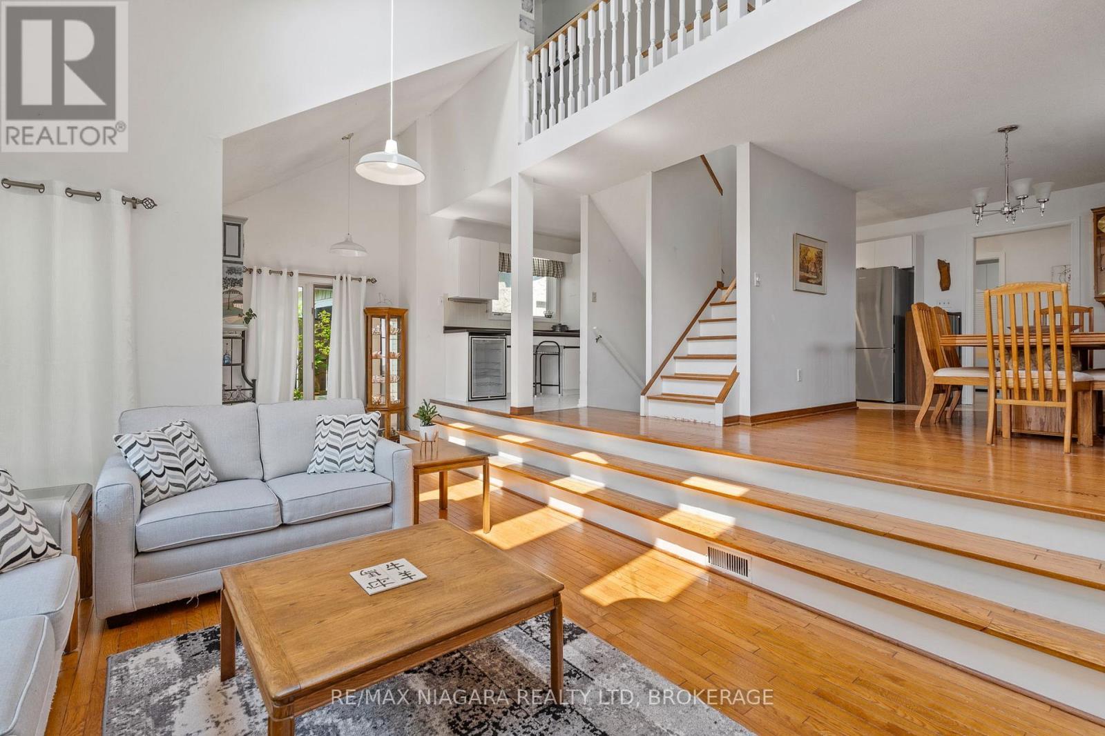2944 North Shore Drive, Haldimand (Dunnville), ON - Indoor Photo Showing Living Room