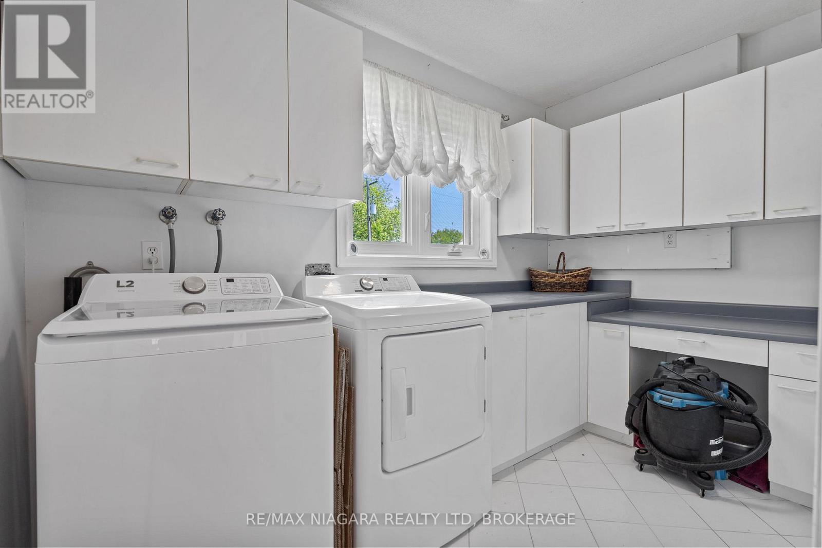2944 North Shore Drive, Haldimand (Dunnville), ON - Indoor Photo Showing Laundry Room