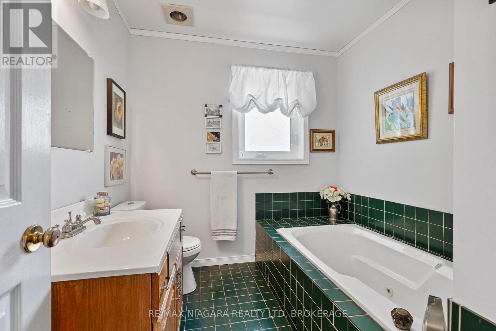 2944 North Shore Drive, Haldimand (Dunnville), ON - Indoor Photo Showing Bathroom