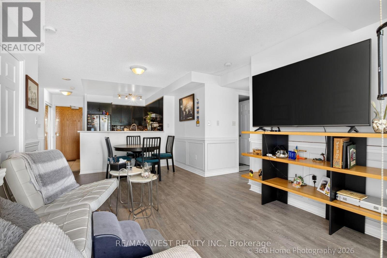 706 - 7 Lorraine Drive, Toronto, ON - Indoor Photo Showing Living Room