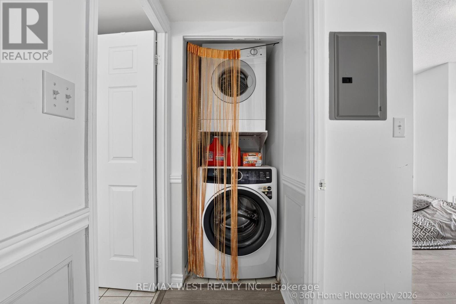 706 - 7 Lorraine Drive, Toronto, ON - Indoor Photo Showing Laundry Room