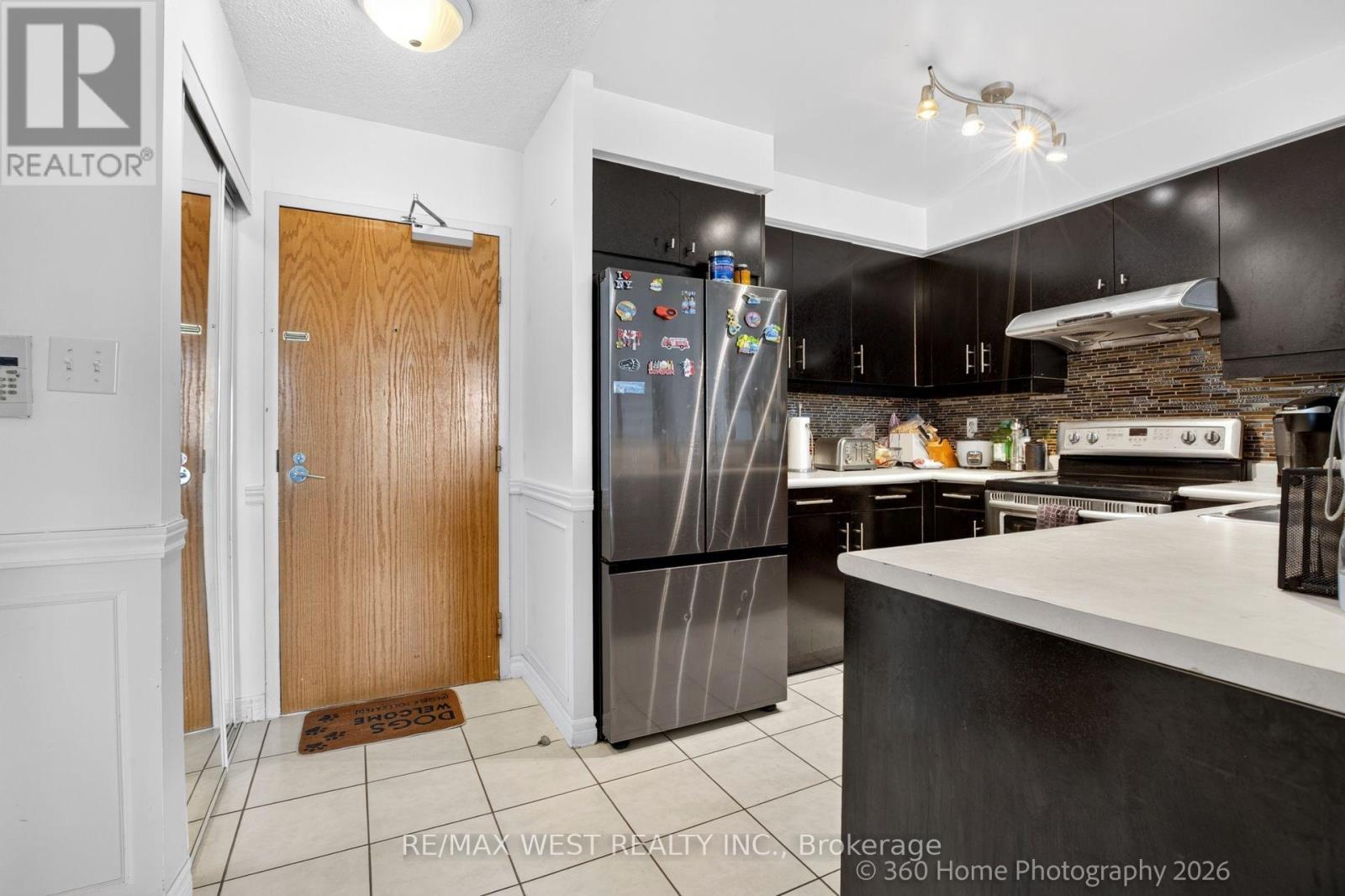 706 - 7 Lorraine Drive, Toronto, ON - Indoor Photo Showing Kitchen