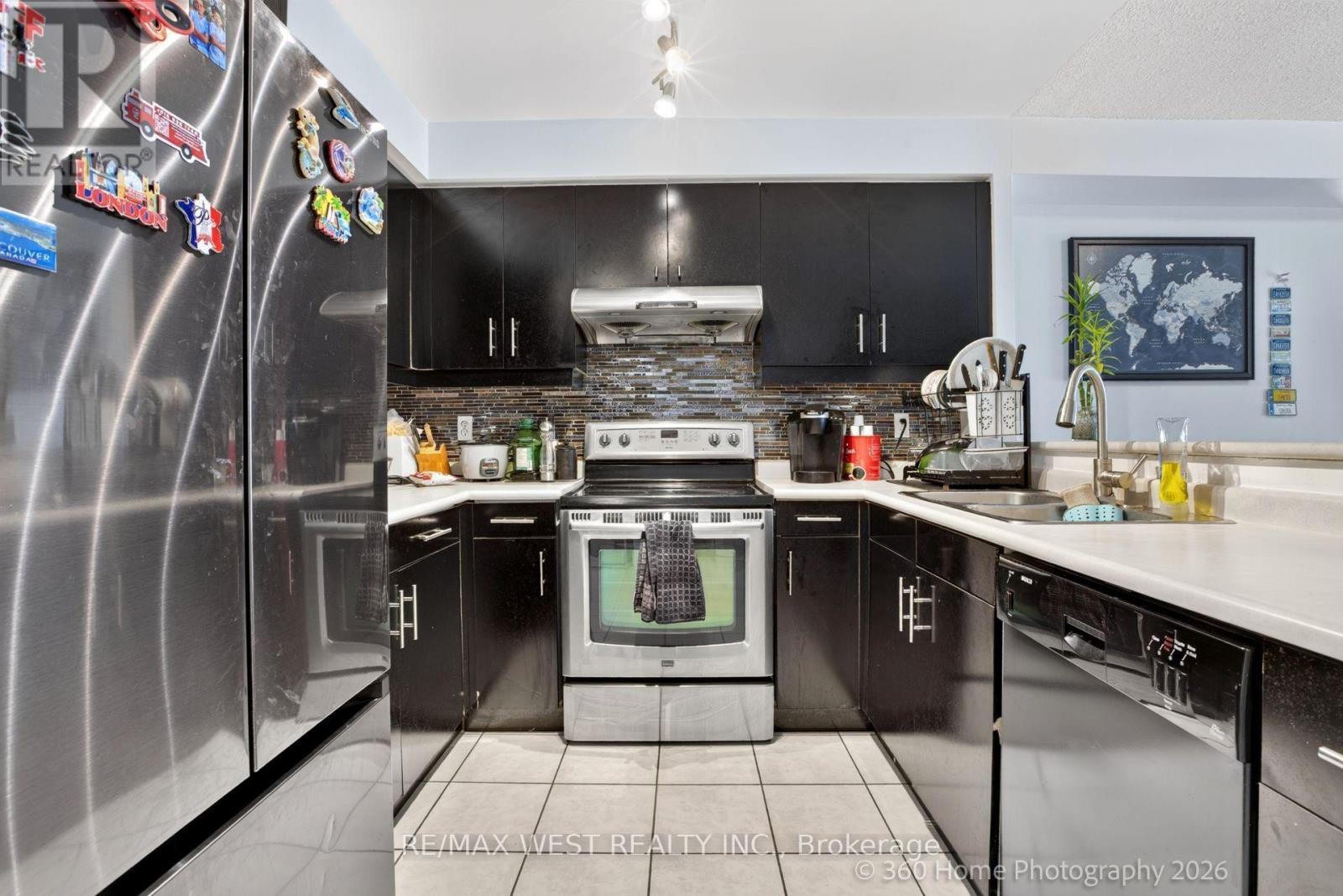 706 - 7 Lorraine Drive, Toronto, ON - Indoor Photo Showing Kitchen With Upgraded Kitchen