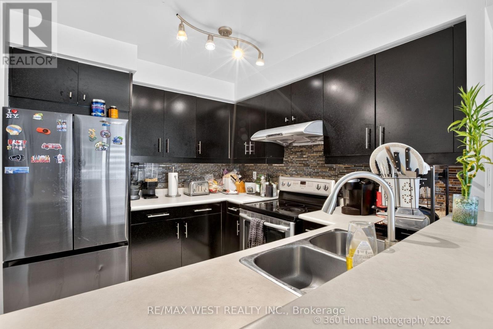 706 - 7 Lorraine Drive, Toronto, ON - Indoor Photo Showing Kitchen With Double Sink