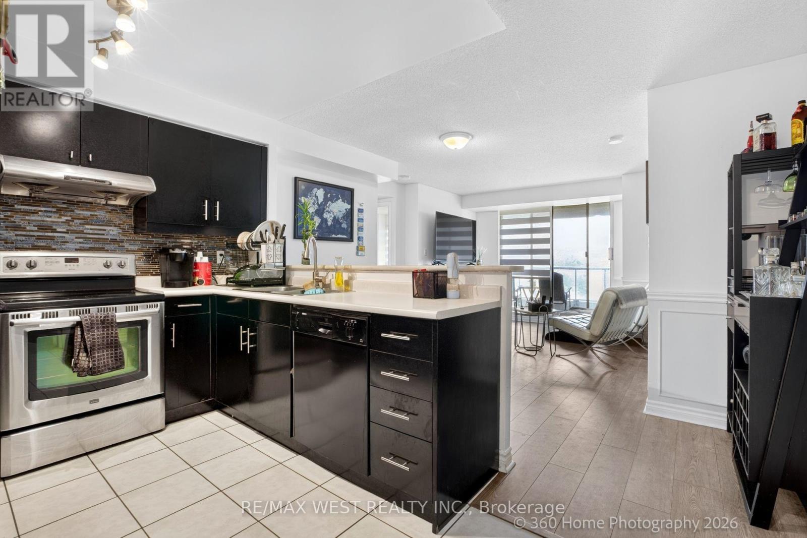 706 - 7 Lorraine Drive, Toronto, ON - Indoor Photo Showing Kitchen With Upgraded Kitchen