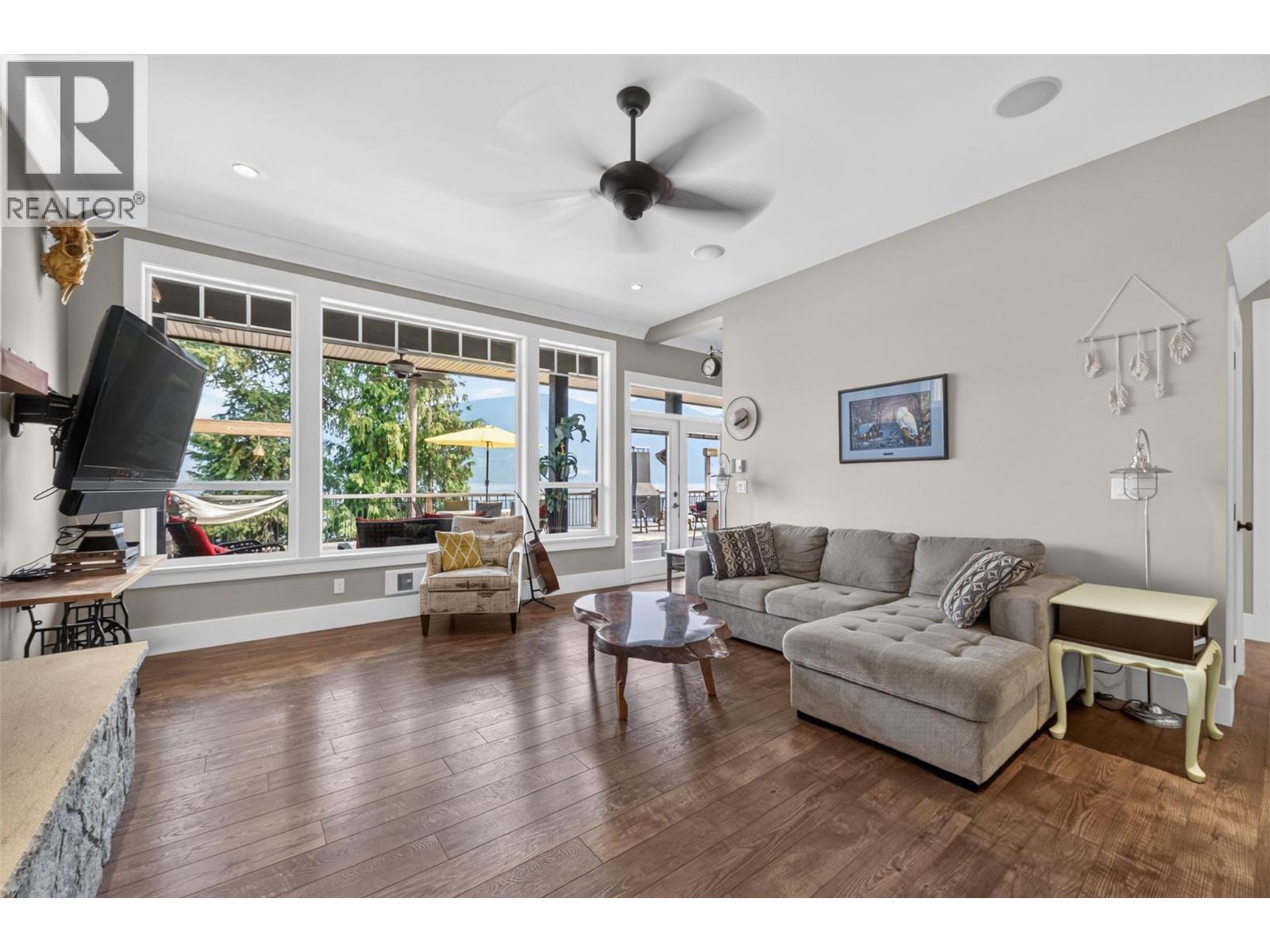 4119 Galligan Road Unit# 12, Eagle Bay, BC - Indoor Photo Showing Living Room