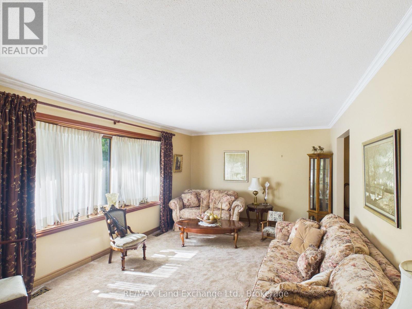37 Albert Road, Kincardine, ON - Indoor Photo Showing Living Room