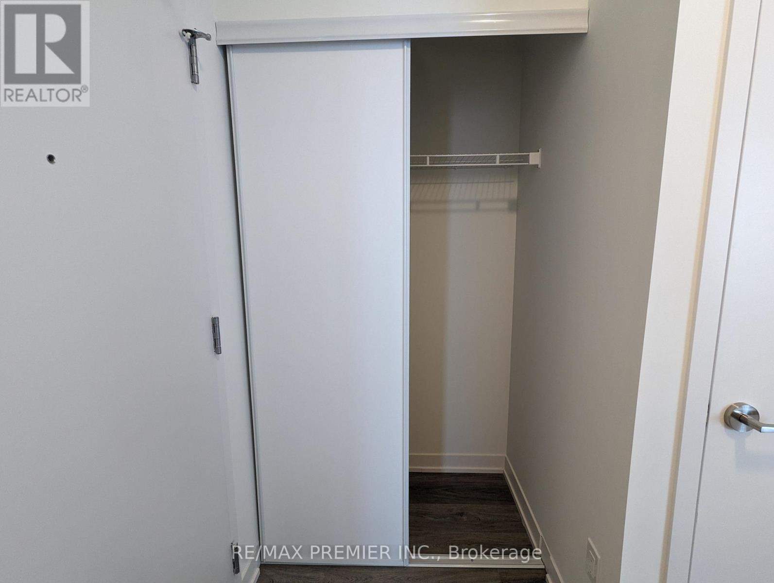 811 - 6 David Eyer Road, Richmond Hill, ON - Indoor