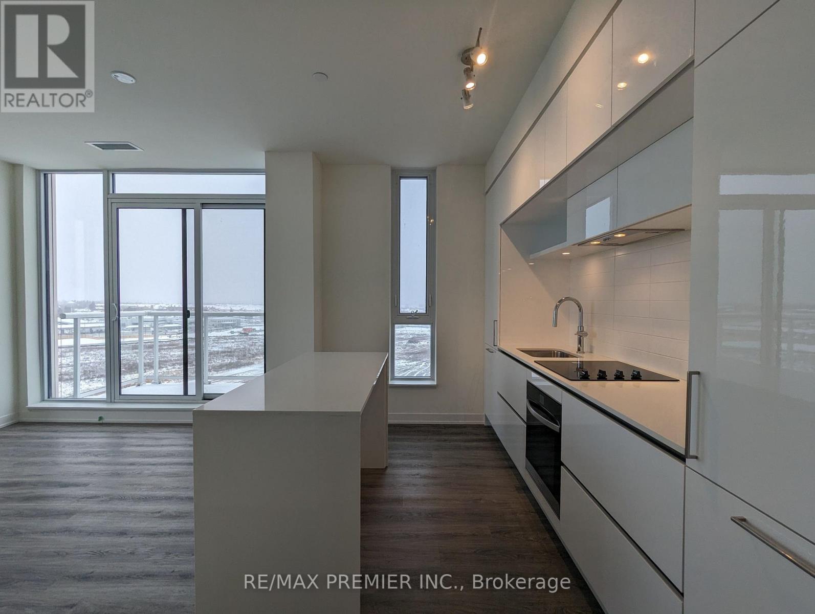 811 - 6 David Eyer Road, Richmond Hill, ON - Indoor Photo Showing Kitchen With Upgraded Kitchen