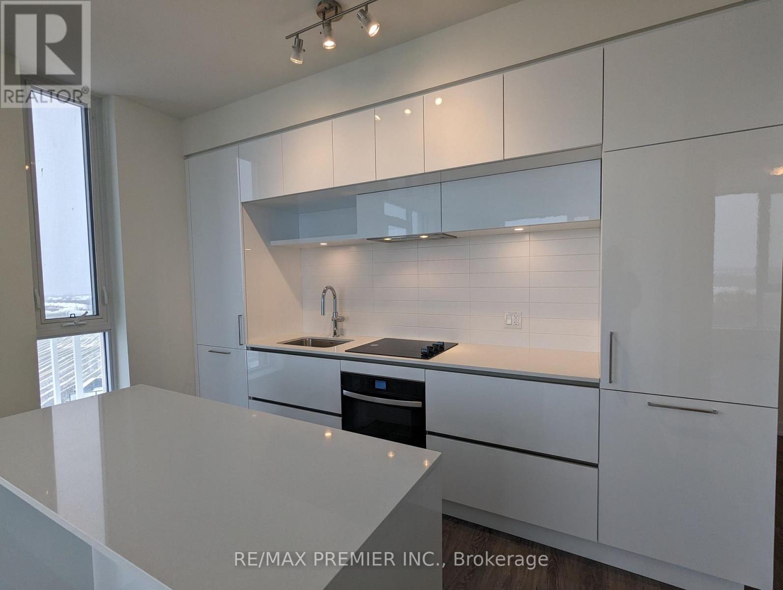 811 - 6 David Eyer Road, Richmond Hill, ON - Indoor Photo Showing Kitchen