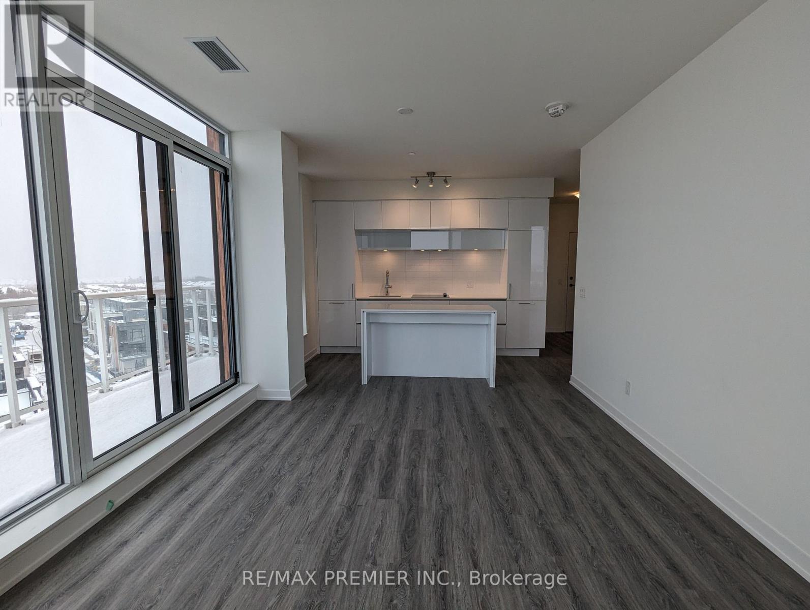 811 - 6 David Eyer Road, Richmond Hill, ON - Indoor