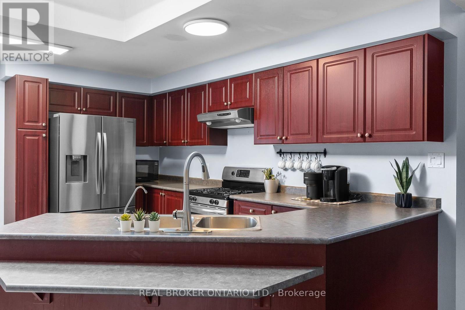31 Bell Street, Barrie, ON - Indoor Photo Showing Kitchen With Stainless Steel Kitchen With Double Sink