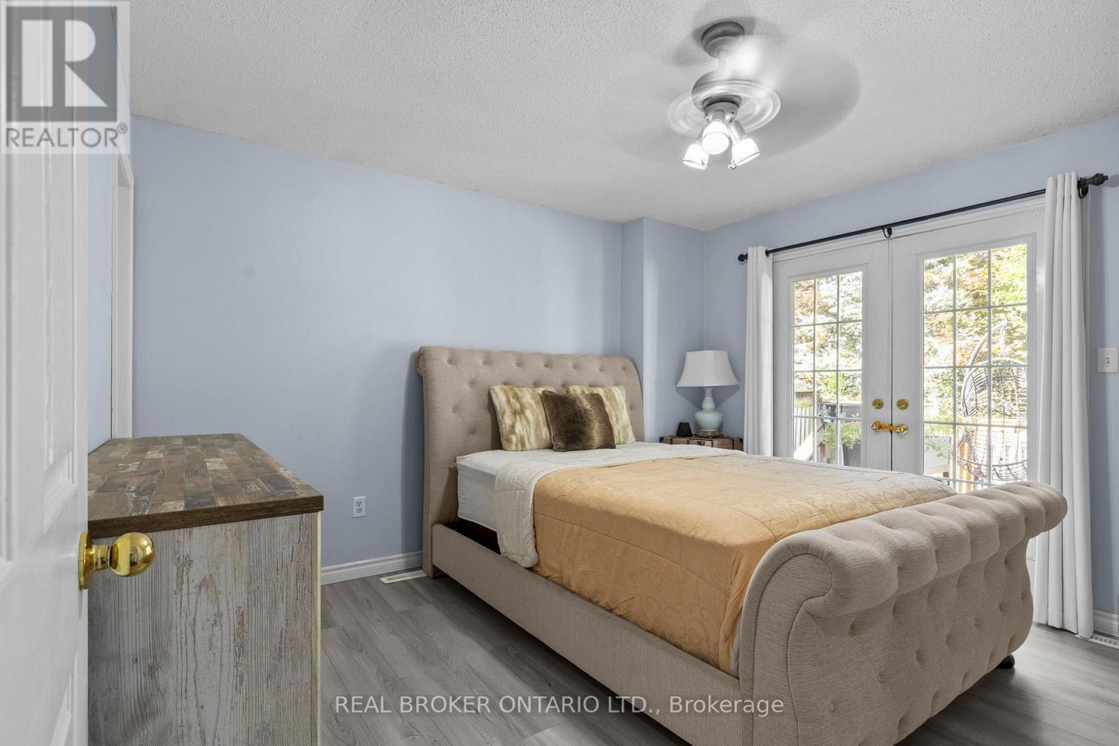 31 Bell Street, Barrie, ON - Indoor Photo Showing Bedroom