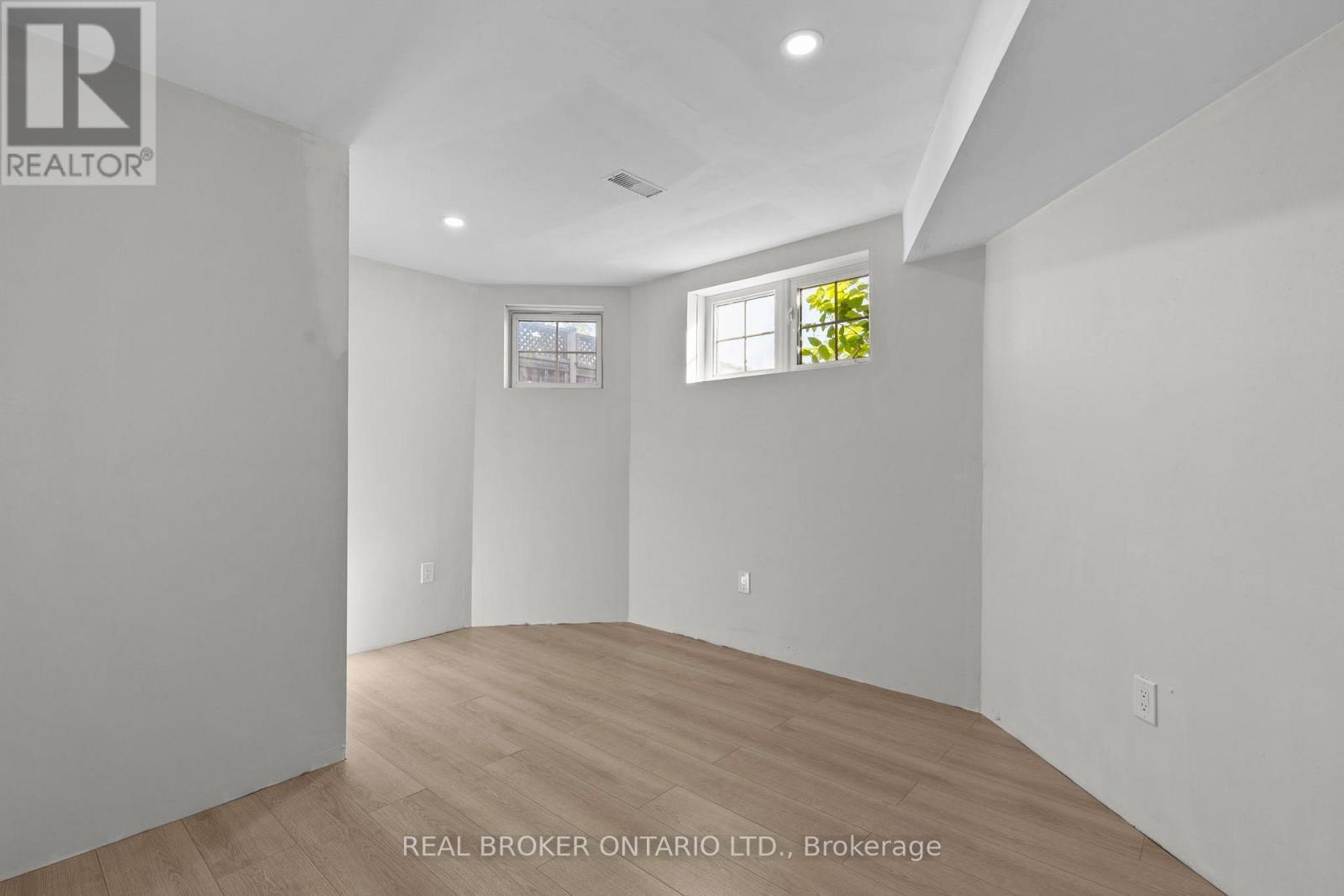 31 Bell Street, Barrie, ON - Indoor Photo Showing Other Room