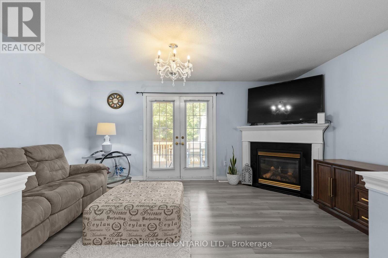 31 Bell Street, Barrie, ON - Indoor Photo Showing Living Room With Fireplace
