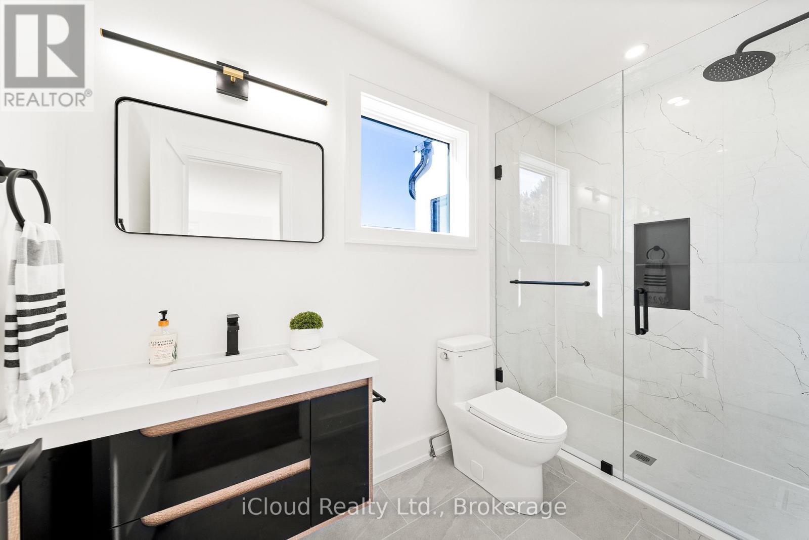 1140 Ogden Avenue, Mississauga, ON - Indoor Photo Showing Bathroom