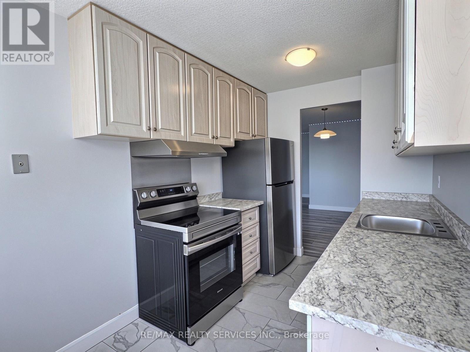 1812 - 18 Knightsbridge Road, Brampton, ON - Indoor Photo Showing Kitchen