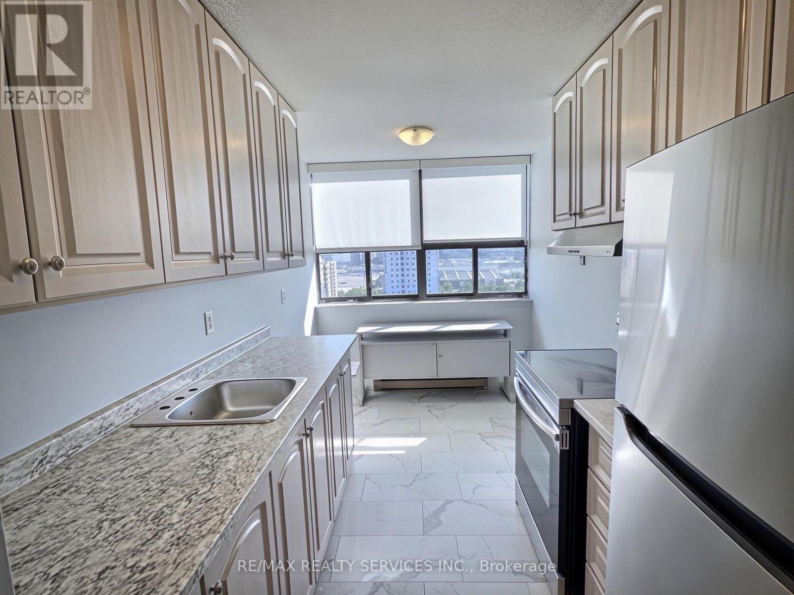 1812 - 18 Knightsbridge Road, Brampton, ON - Indoor Photo Showing Kitchen With Double Sink